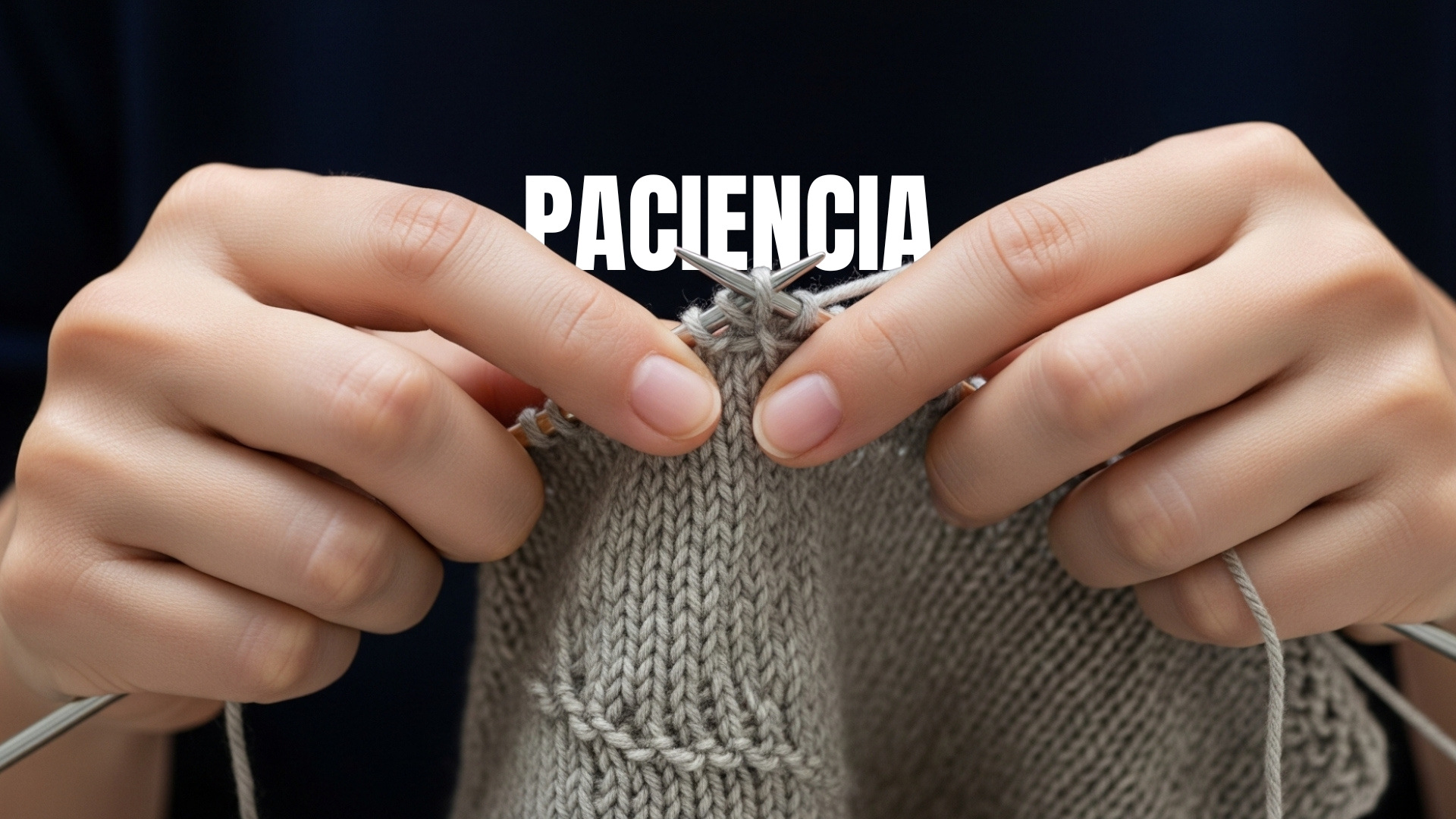 Paciencia, una mujer tejiendo a mano