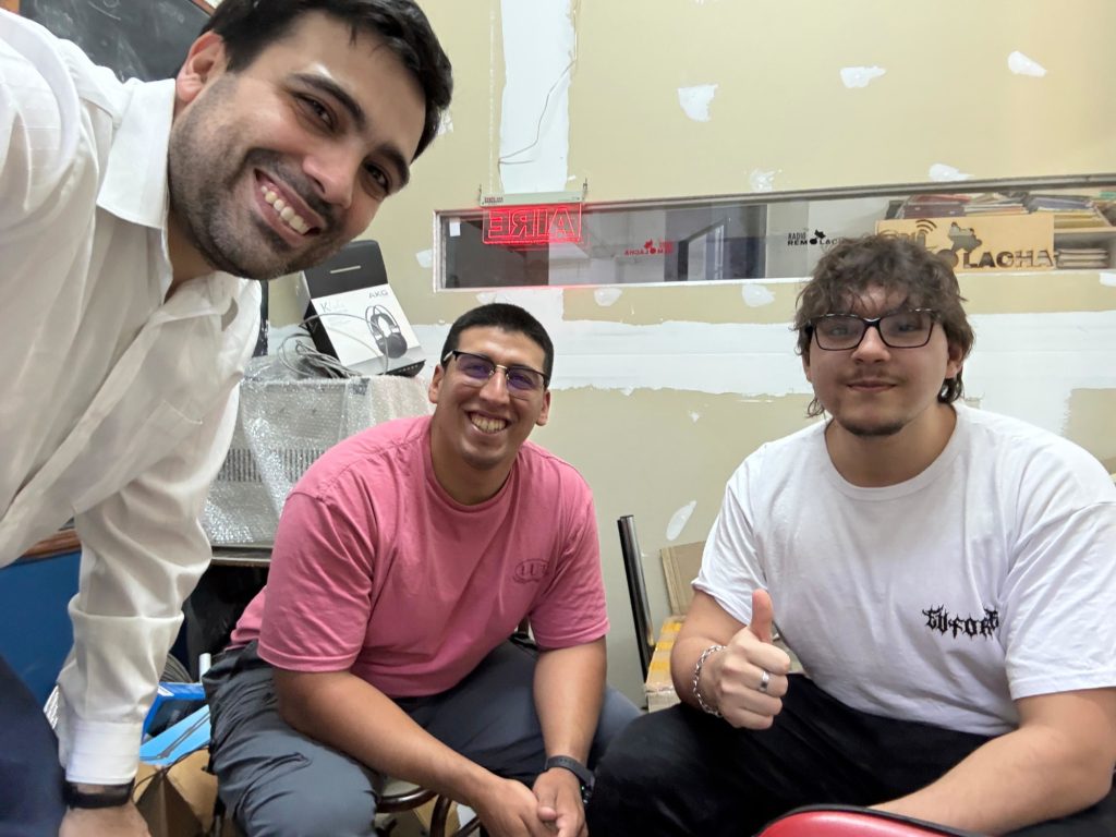 Juan y Darío, junto al Profe Daniel en los estudios de Radio Remolacha