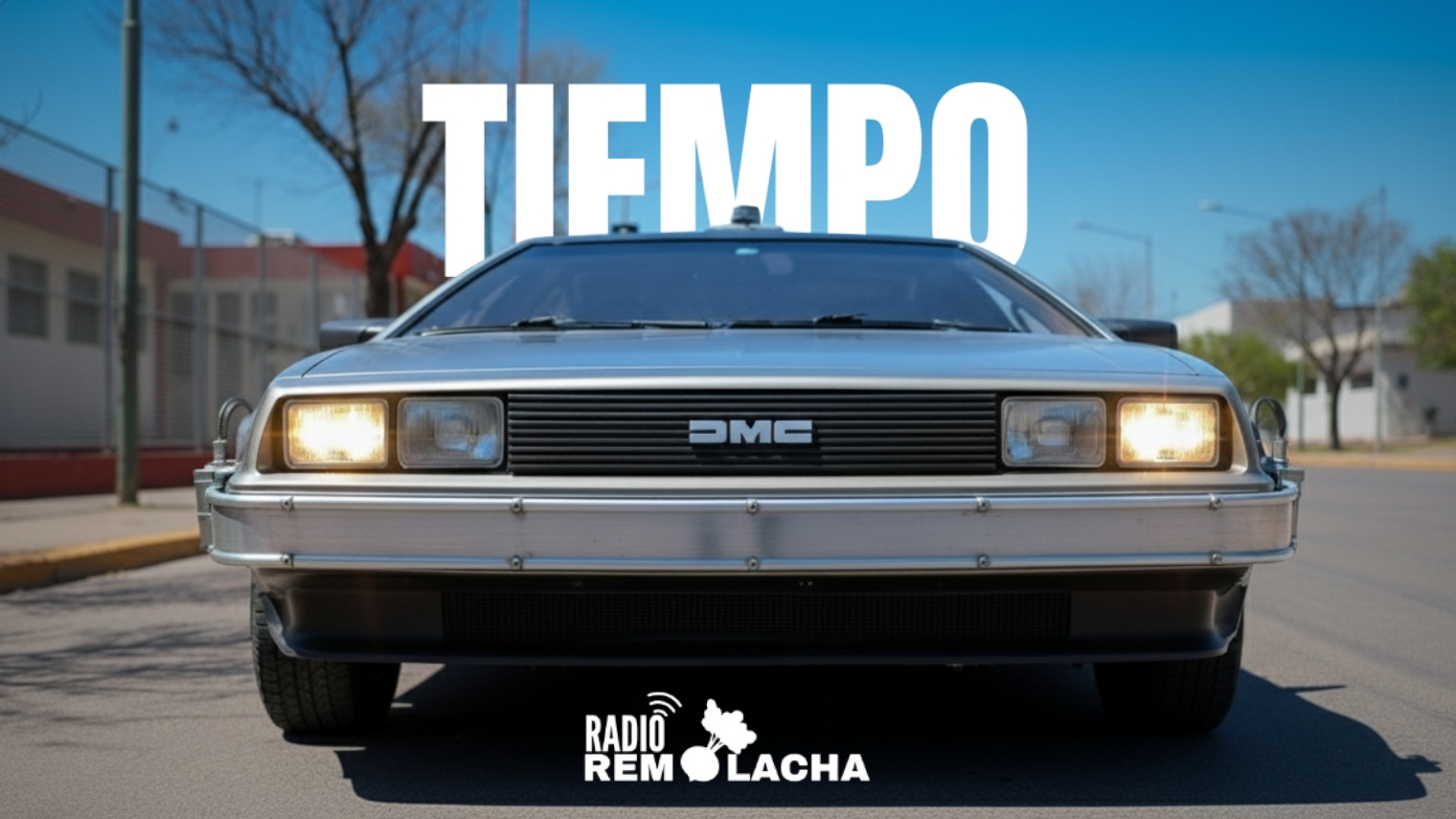 Se ve el Delorean (la máquina del tiempo) estacionado frente a la escuela Antonio Berni