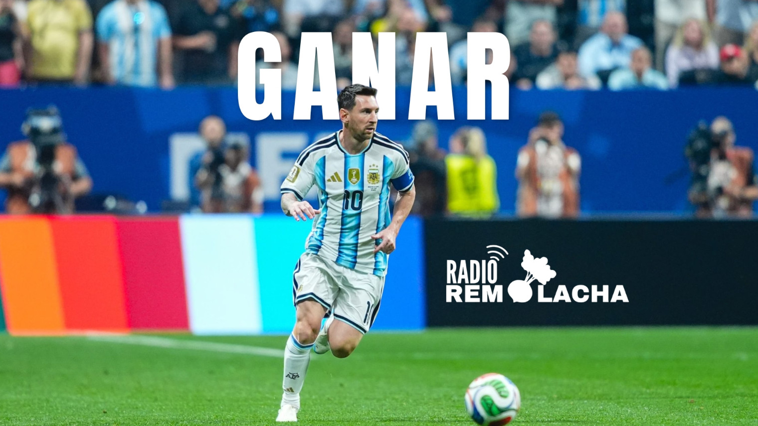 Messi a punto de patear la pelota