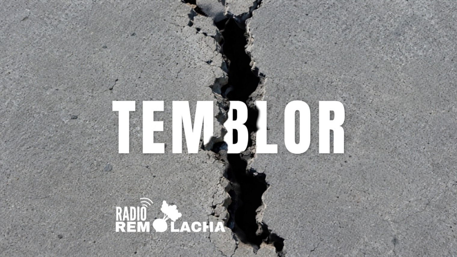 Una calle partida luego de un temblor