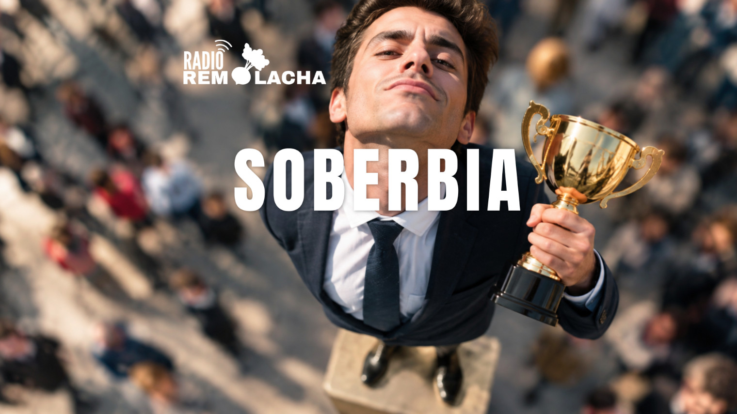 Un joven subido a un pedestal con cara de agrandado sosteniendo un premio