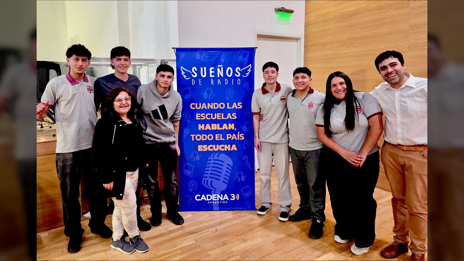estudiantes y profes en la final de sueños de radio, en Córdoba.